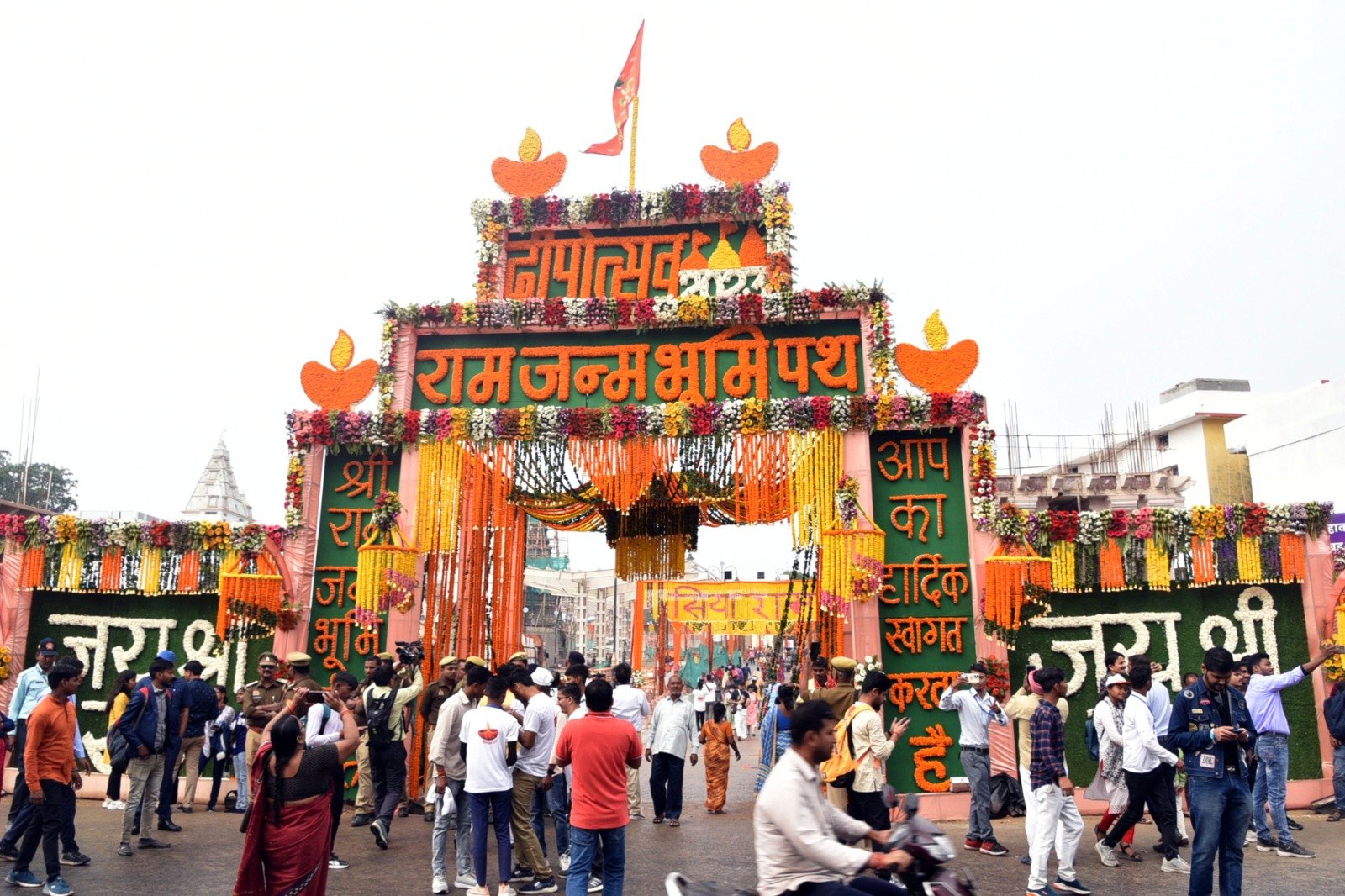 Ayodhya: अंदर से ऐसा दिखता है भव्य श्रीराम मंदिर, आकर्षक लाइटिंग और फूलों से किया गया है सुसज्जित, तस्वीरें