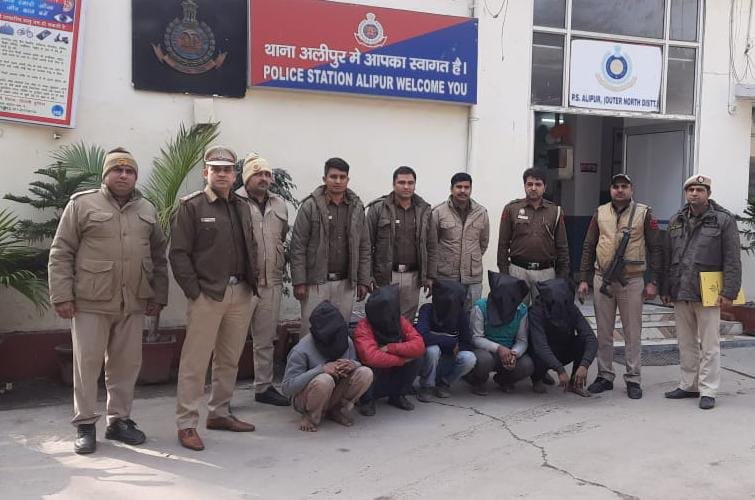 खेड़ा कला से अलीपुर थाना पुलिस की टीम ने पकड़े पांच चोर, चोरी किया गया माल बरामद